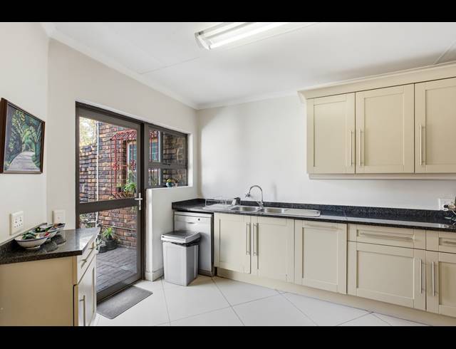 5 BEDROOM HOUSE FOR SALE IN BRYANSTON